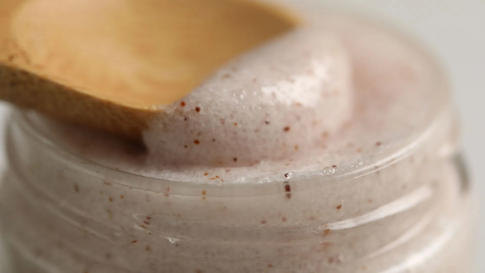 Как правильно делать скрабирование: советы, польза и лучшие средства