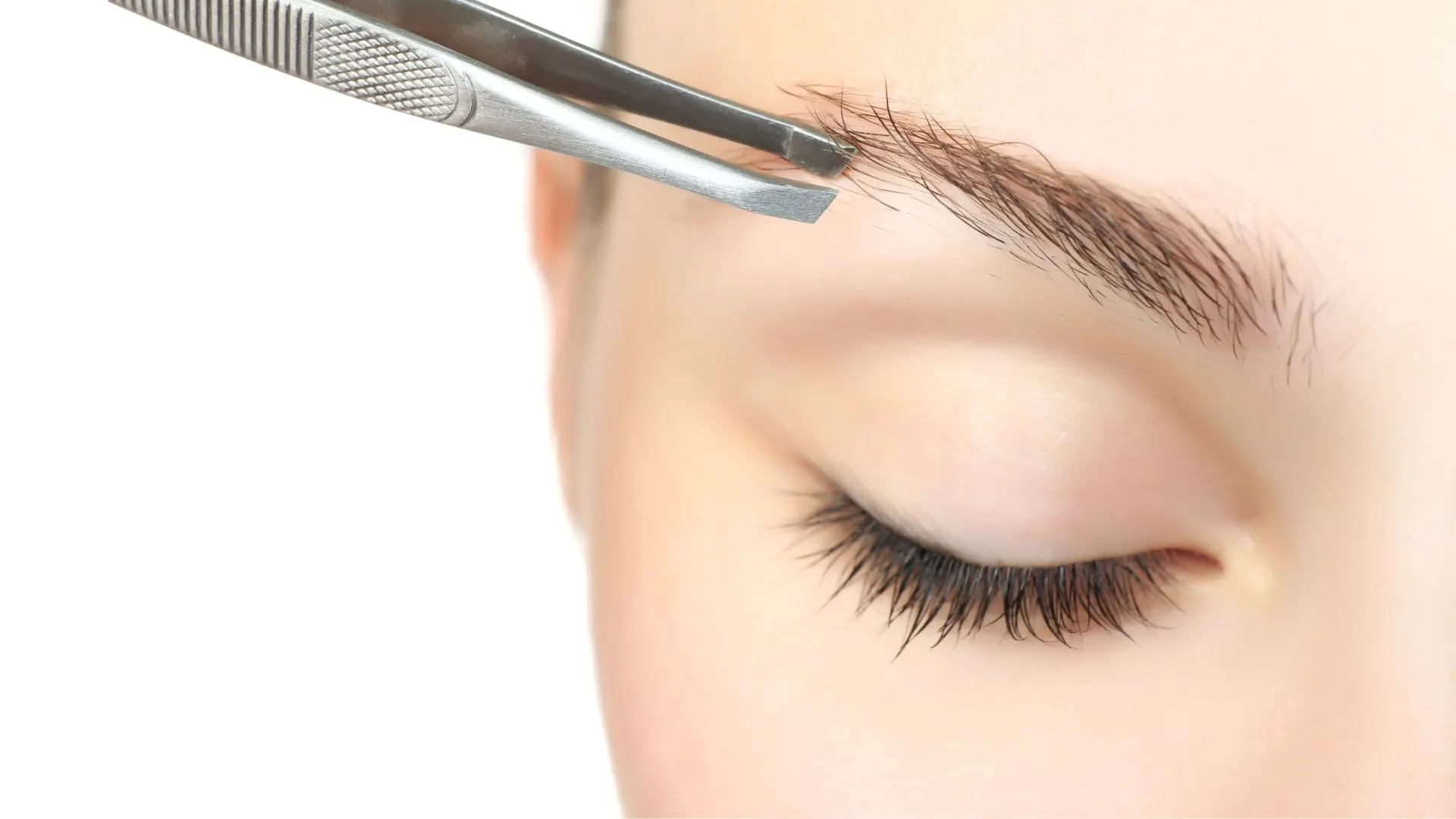 Как правильно выщипывать брови без боли и ошибок